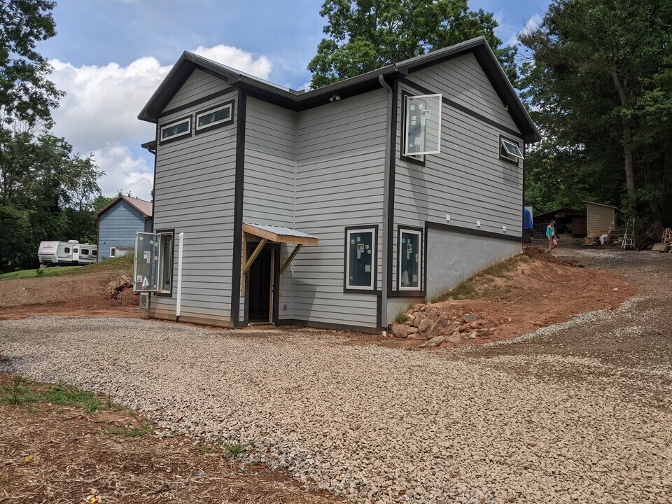 31 Powers Rd, Unit 101 in Asheville, NC - Foto de edificio