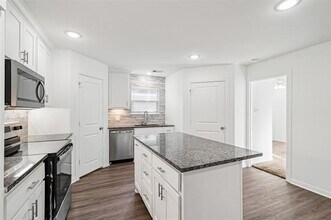 516 W Collins St in Denison, TX - Building Photo - Building Photo