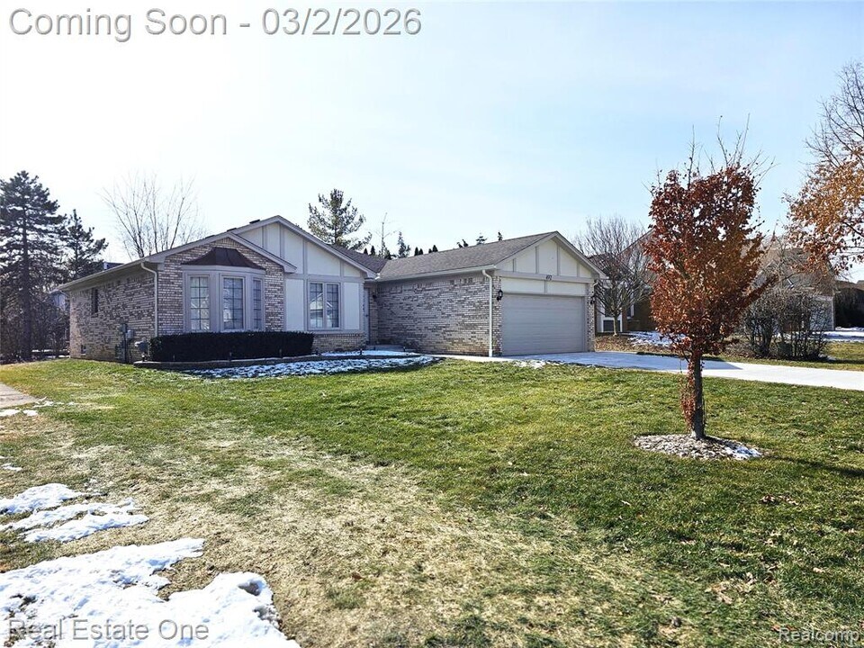 492 Buttercup Dr in Rochester Hills, MI - Building Photo