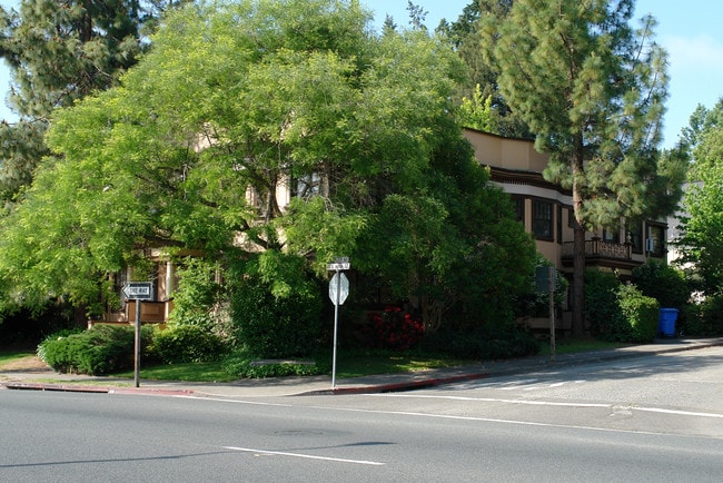408 S Main St in Sebastopol, CA - Foto de edificio - Building Photo