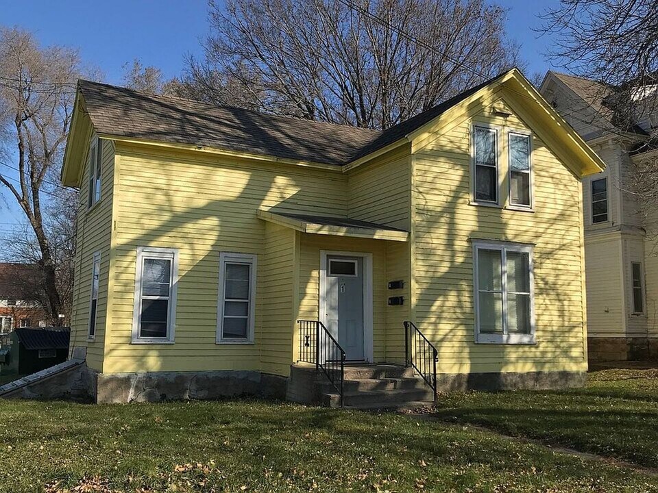 318 E Walnut St in Mankato, MN - Building Photo