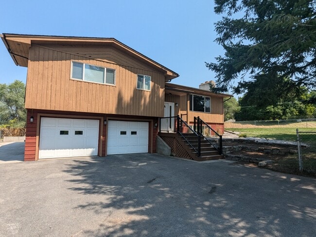 property at 2302 Garland Dr