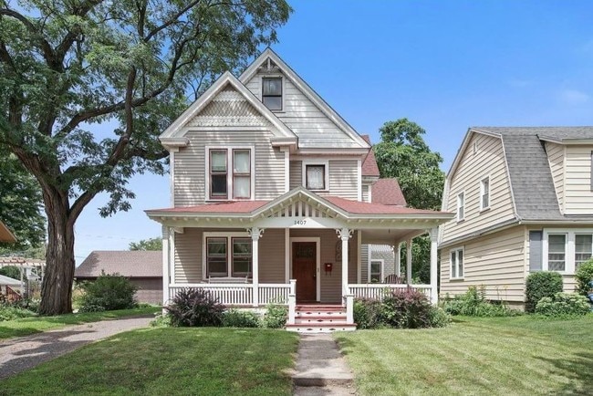1407 Hewitt Ave in St. Paul, MN - Foto de edificio - Building Photo
