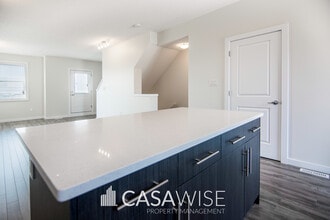 655-655 Watt Blvd SW in Edmonton, AB - Building Photo - Building Photo