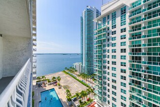 1200 Brickell Bay Dr in Miami, FL - Building Photo - Building Photo