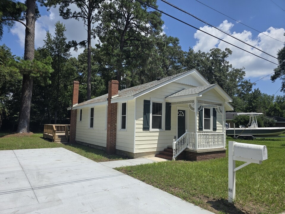 14 W Back Rd in Savannah, GA - Building Photo