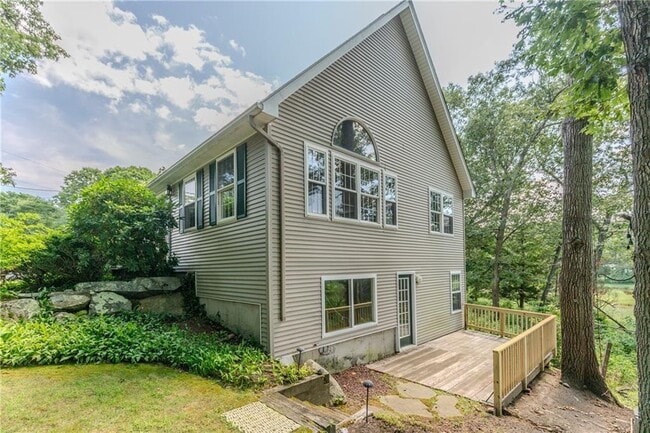 102 Clinton Dr in North Kingstown, RI - Building Photo - Building Photo