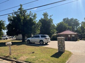 133 S Scott St in Burleson, TX - Building Photo - Building Photo