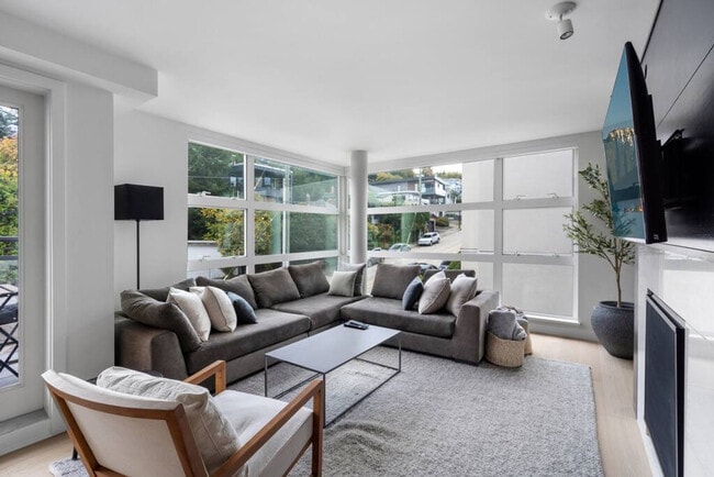 1160 Oxford St in White Rock, BC - Building Photo - Building Photo