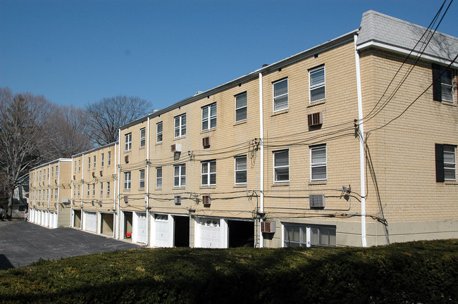 Karen Court Apartments in Lansdowne, PA - Building Photo - Building Photo