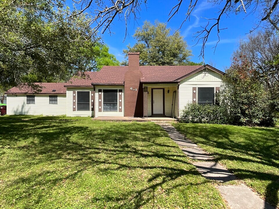 601 E Pine St in Edgewood, TX - Building Photo
