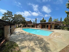 2121 E Grand Ave in Escondido, CA - Foto de edificio - Building Photo