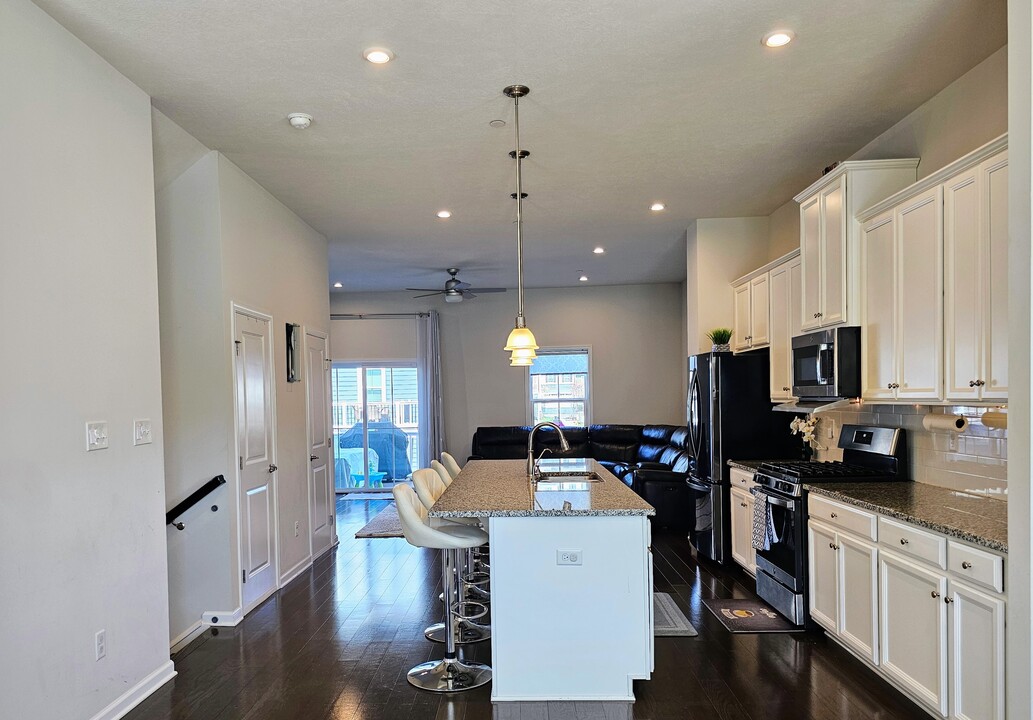 1019 Mohawk Ln in Mars, PA - Building Photo