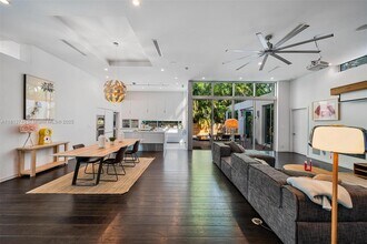 3855 Poinciana Ave in Miami, FL - Foto de edificio - Building Photo