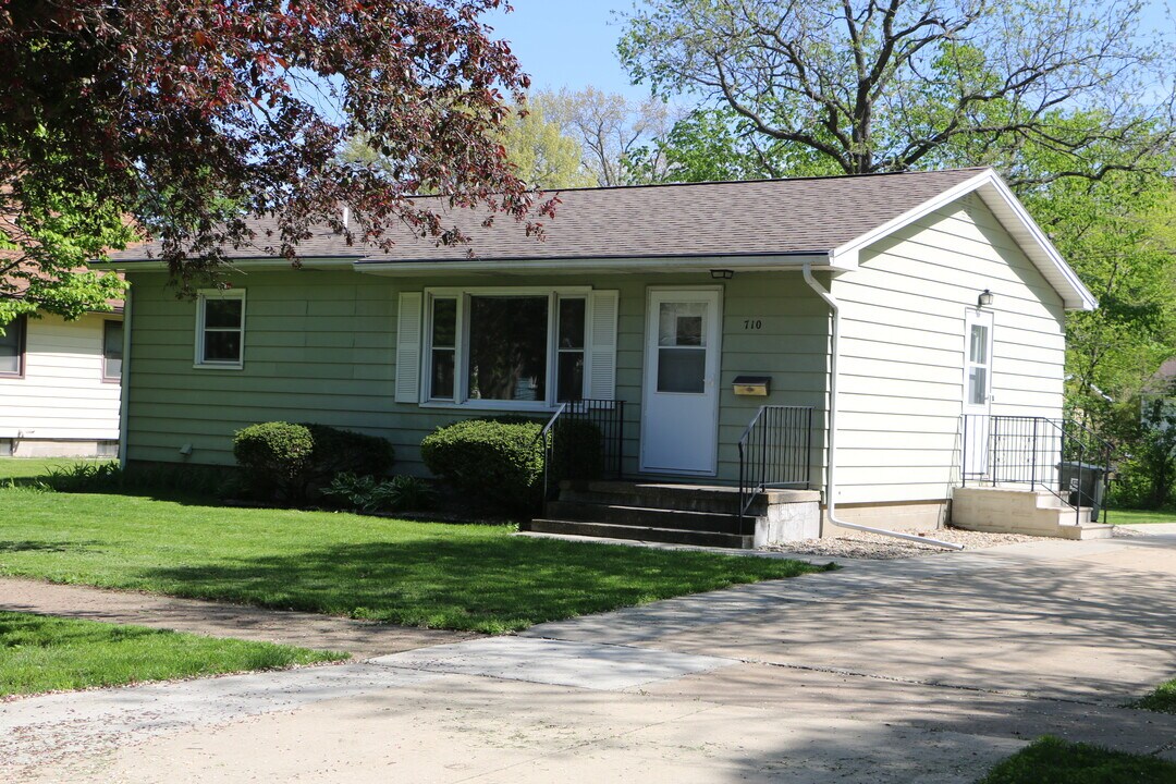 710 W 20th St in Cedar Falls, IA - Foto de edificio