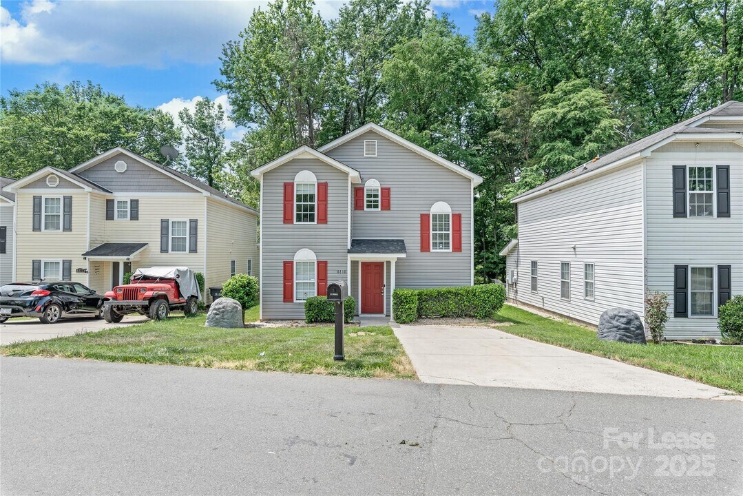 8818 Sharonbrook Dr in Charlotte, NC - Building Photo