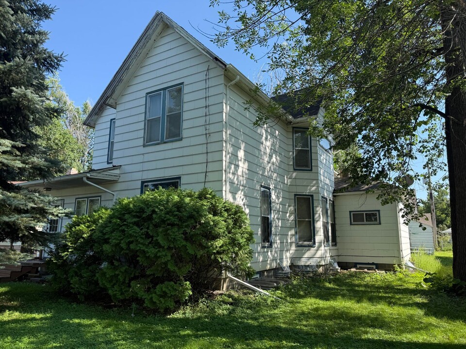 212 7th Ave SE in Aberdeen, SD - Building Photo