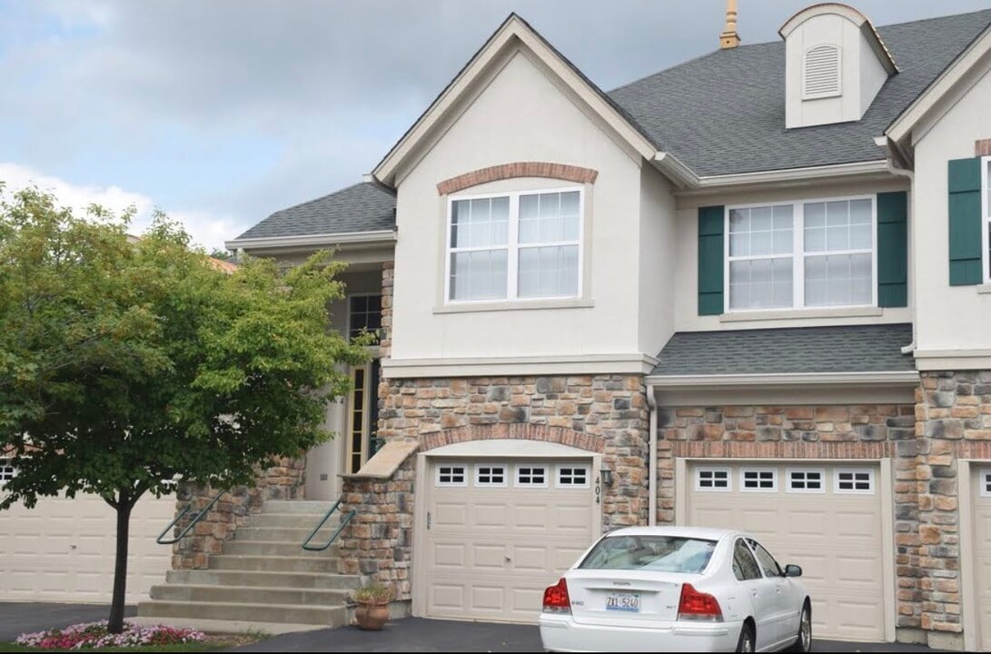 404 Bay Tree Cir in Vernon Hills, IL - Foto de edificio