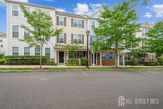 2204 Leia Ln in Highland Park, NJ - Foto de edificio - Building Photo