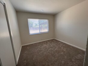 904 E Myrtle Ave in Visalia, CA - Building Photo - Building Photo