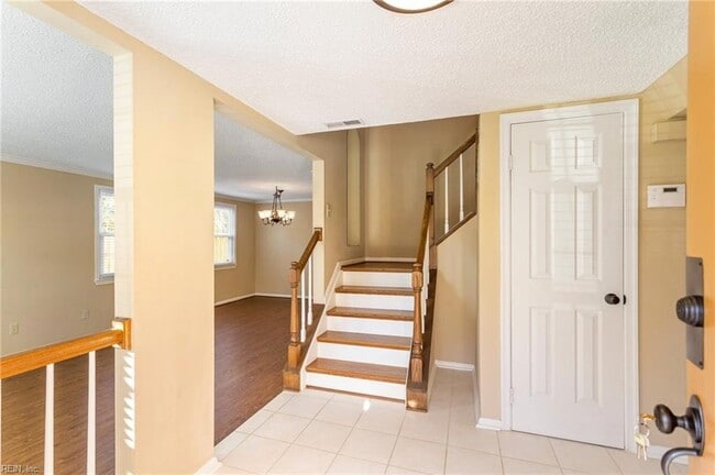 3736 Upland Rd in Virginia Beach, VA - Foto de edificio - Building Photo