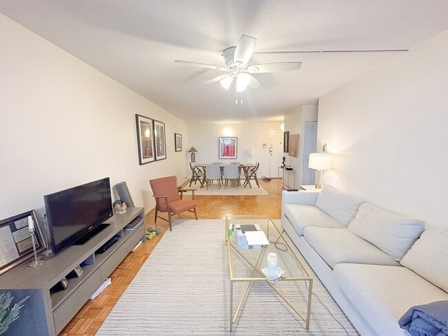 19 Winchester St, Unit 604 in Brookline, MA - Foto de edificio - Building Photo