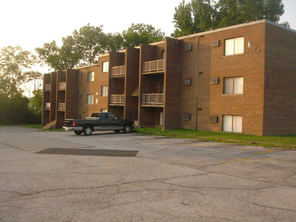 3751-3753 Westmont Dr in Cincinnati, OH - Foto de edificio
