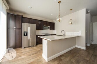 1325 E Via Viola Way in Fresno, CA - Building Photo - Building Photo