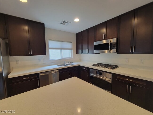 10537 Seasonable Dr in Las Vegas, NV - Building Photo - Building Photo
