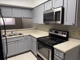 8048 Sands Point Dr in Houston, TX - Building Photo