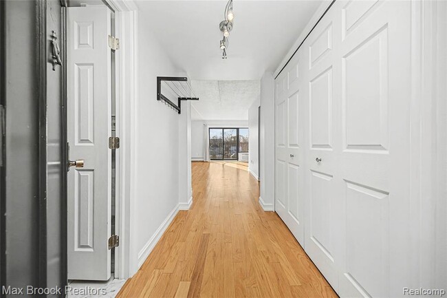 35300 Woodward Ave in Birmingham, MI - Foto de edificio - Building Photo