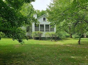 717 Spring Lake Rd in Red Hook, NY - Foto de edificio - Building Photo