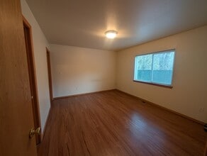 118 Geneva Ct in Roseburg, OR - Building Photo - Building Photo