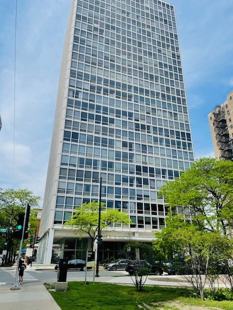 2400 N Lakeview Ave in Chicago, IL - Building Photo