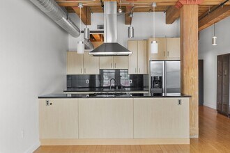 9 W Broadway, Unit 308 in Boston, MA - Building Photo - Building Photo