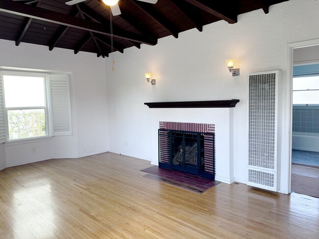2108 Pier Ave in Santa Monica, CA - Building Photo - Building Photo