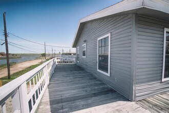 7015 W Hunter Dr in Hitchcock, TX - Building Photo - Building Photo
