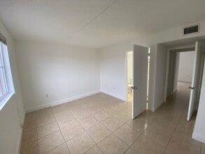 6045 Northwest 186th Street, Unit Apt 310 in Hialeah, FL - Building Photo - Building Photo