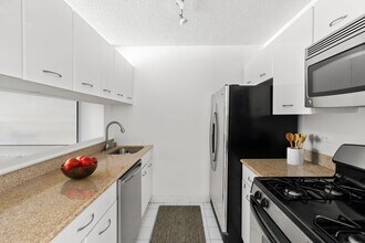 2 S End Ave in New York, NY - Building Photo - Building Photo