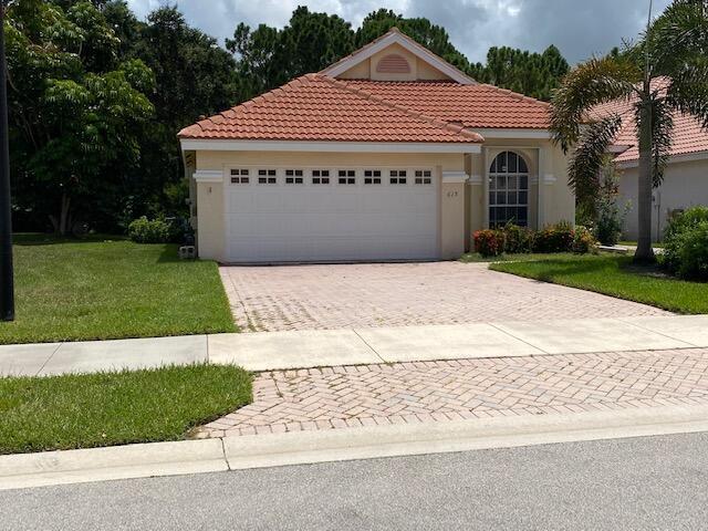 615 SW St Thomas Cove in Port St. Lucie, FL - Foto de edificio