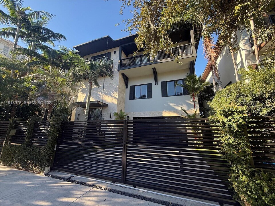 3554 W Glencoe St in Miami, FL - Foto de edificio