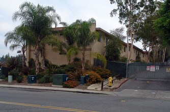 3557 Kenora Dr in Spring Valley, CA - Foto de edificio - Building Photo
