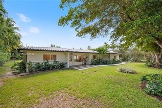 7460 SW 126th St in Pinecrest, FL - Foto de edificio - Building Photo