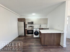 5634 N Clark St, Unit 310 in Chicago, IL - Building Photo - Building Photo