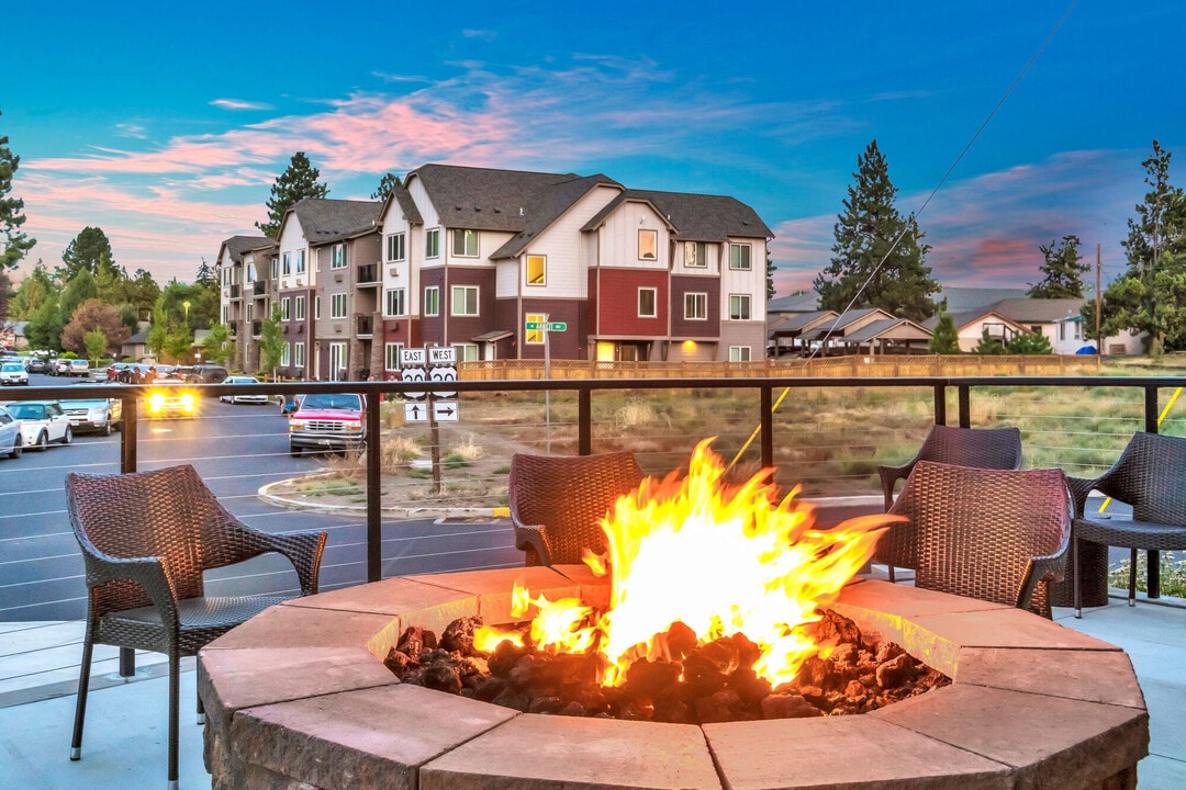 Outlook at Pilot Butte in Bend, OR - Building Photo