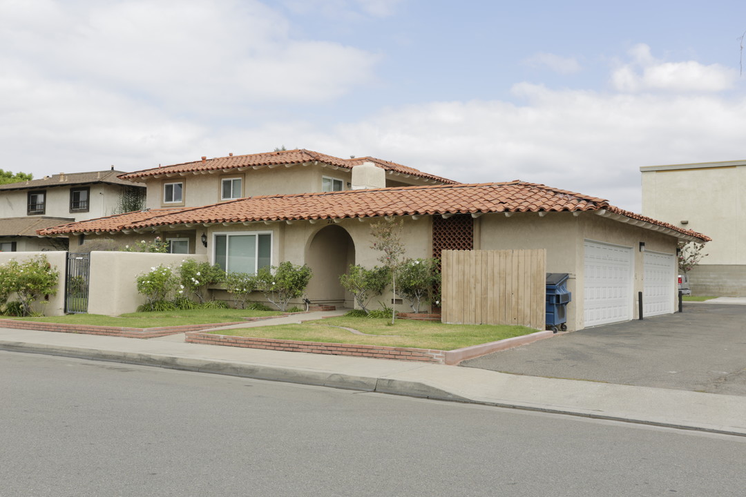 2623 E Almond Ave in Orange, CA - Foto de edificio