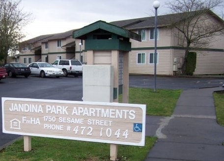 Glenn Haven Park in McMinnville, OR - Foto de edificio