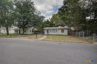 936 Chicago Ave in New Braunfels, TX - Building Photo - Building Photo