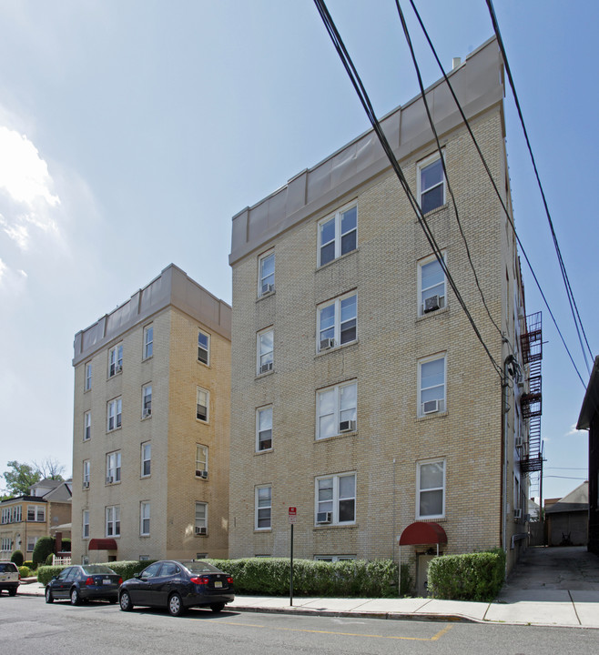 296 Knox Ave in Cliffside Park, NJ - Building Photo