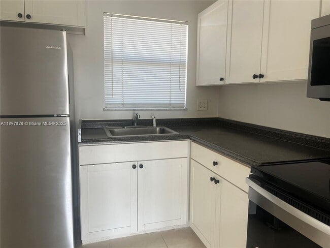 8285 Sunrise Lakes Blvd in Sunrise, FL - Foto de edificio - Building Photo